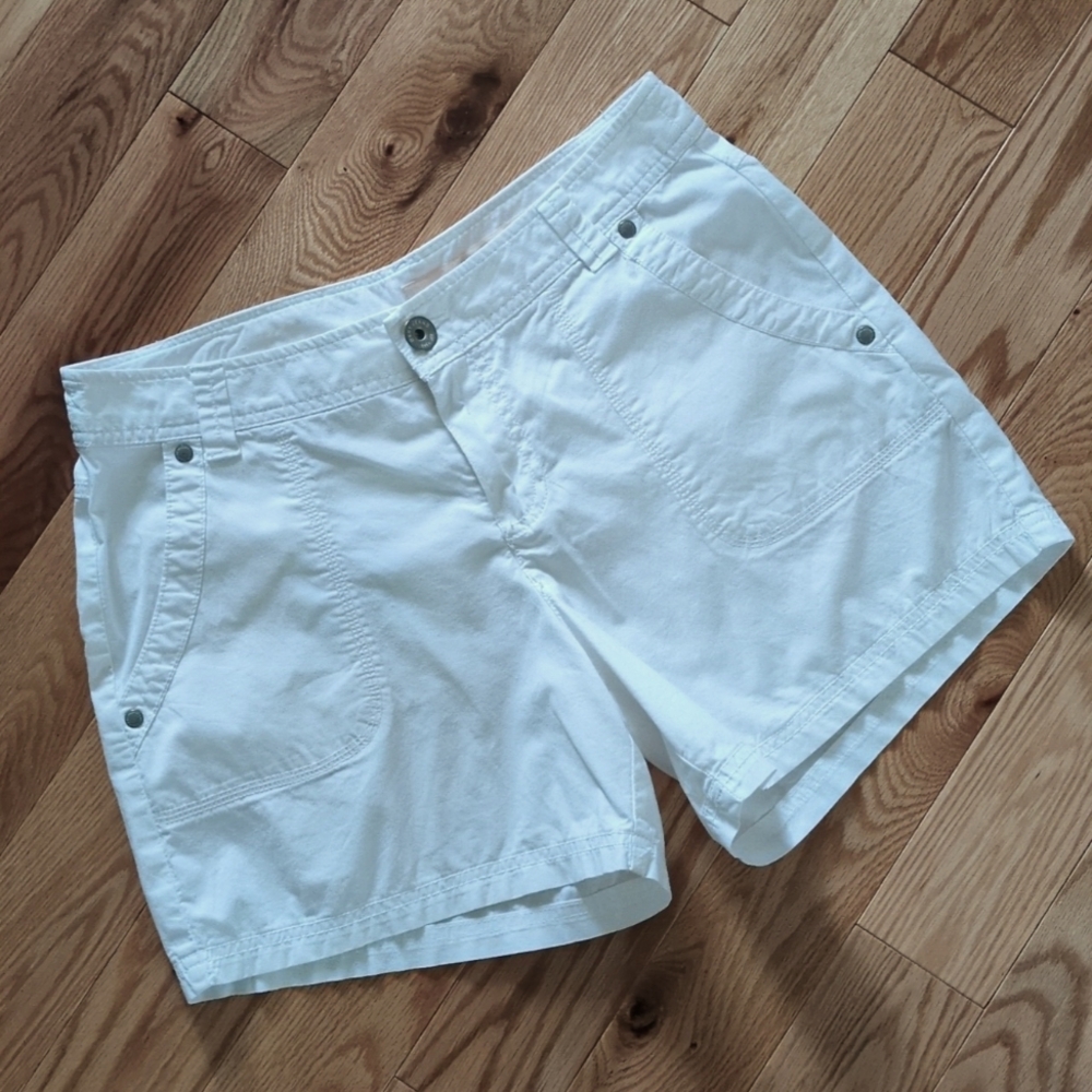 DKNY Jeans Shorts. Lightweight Jean Style.    4 Pocket. Size 4. White